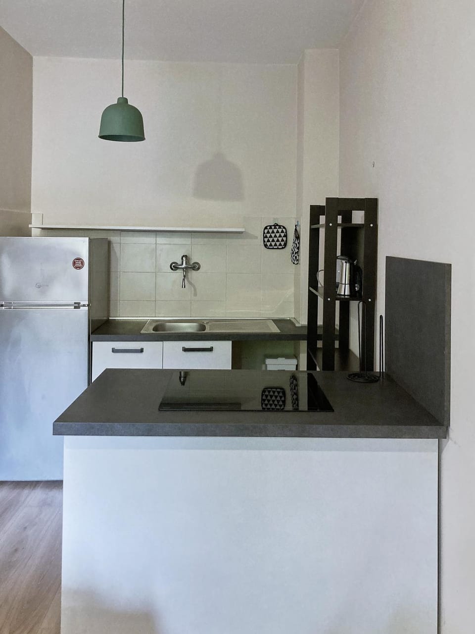 Coffee/tea facilities, Kitchen or kitchenette, stove, kitchen