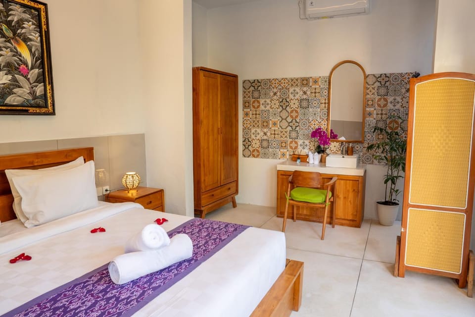Bed, Photo of the whole room, Seating area, Bedroom, towels, air conditioner