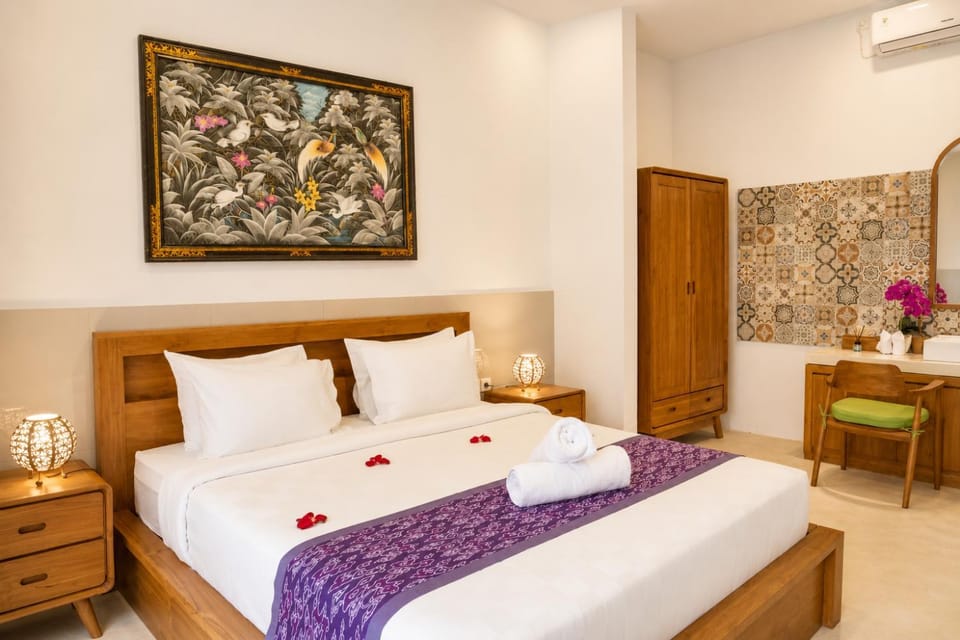 Bed, Photo of the whole room, Decorative detail, Seating area, Bedroom, towels, air conditioner