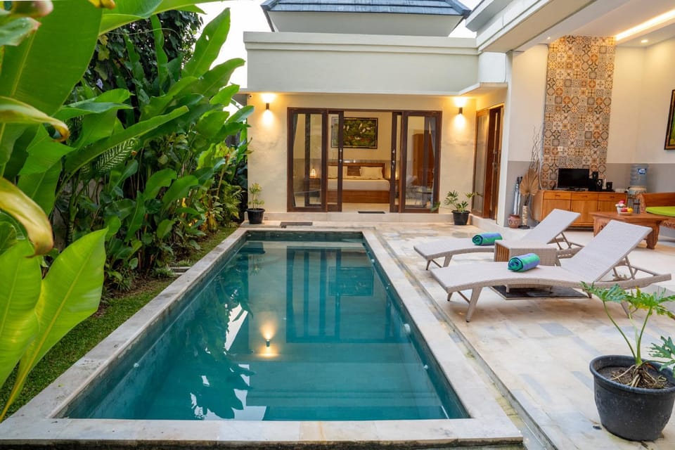 Patio, Day, Natural landscape, Garden, Garden, Living room, Seating area, Garden view, Pool view, Swimming pool, Swimming pool, sunbed