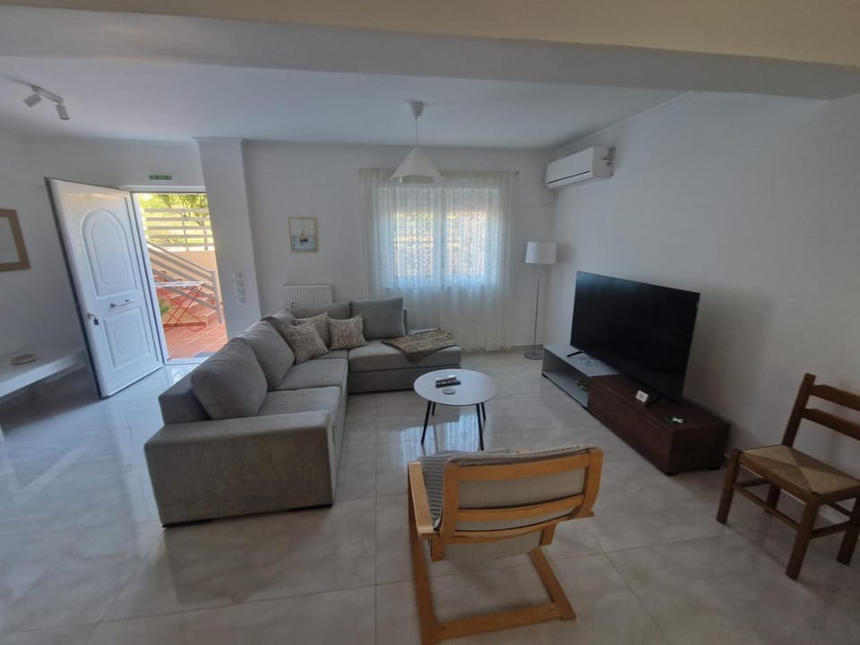 Communal lounge/ TV room, TV and multimedia, Living room, Seating area, Evening entertainment
