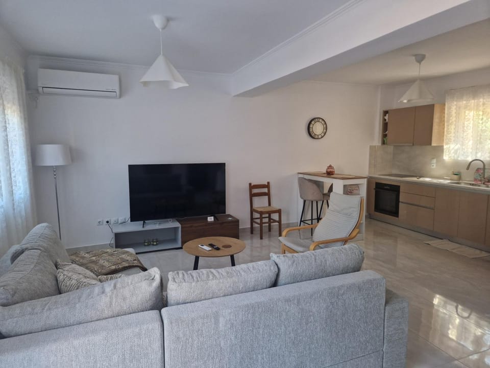 Communal lounge/ TV room, TV and multimedia, Living room, Seating area, Dining area, air conditioner