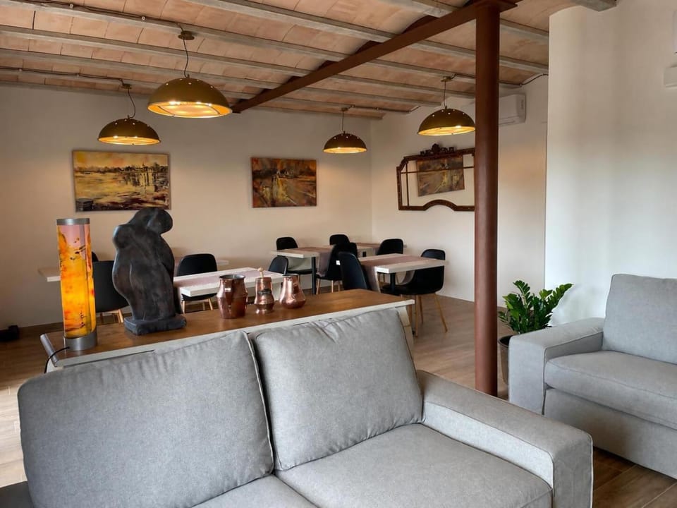 Restaurant/places to eat, Living room, Seating area, Breakfast