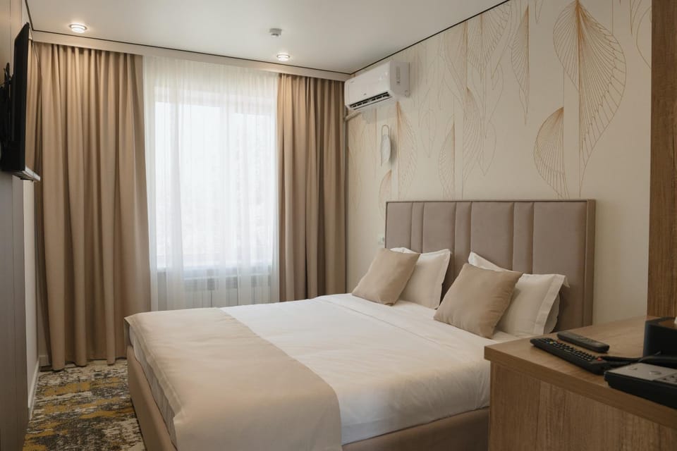 Bed, TV and multimedia, Photo of the whole room, air conditioner