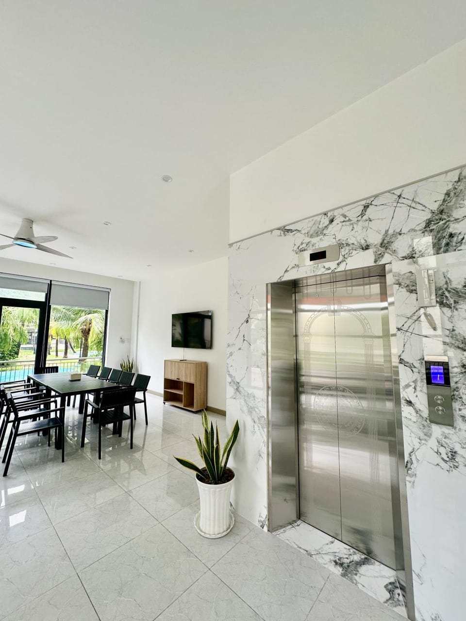Kitchen or kitchenette, Dining area