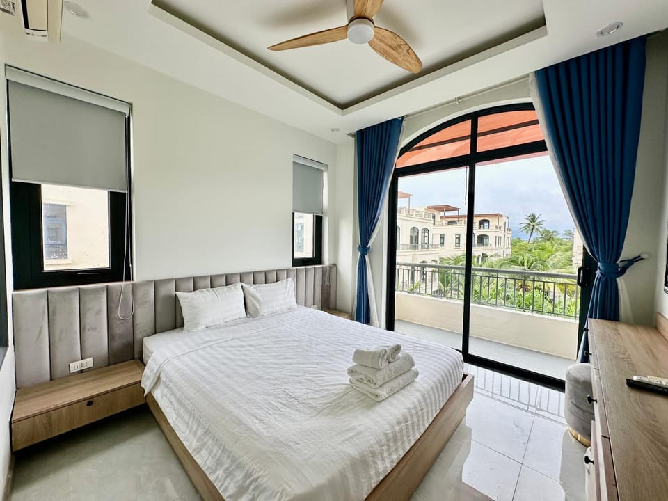 Bed, Natural landscape, Balcony/Terrace, Photo of the whole room, Bedroom, towels, air conditioner
