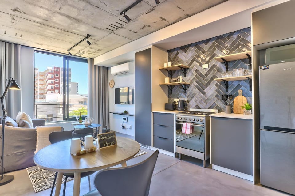TV and multimedia, Kitchen or kitchenette, Living room, Seating area, Dining area, oven
