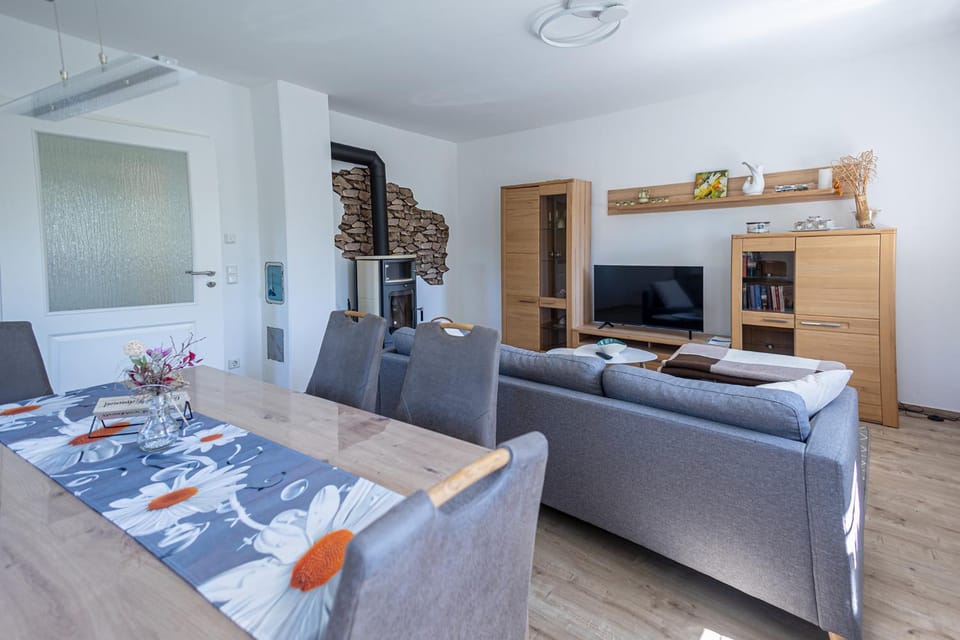Communal lounge/ TV room, TV and multimedia, Living room, Seating area, Dining area, Evening entertainment