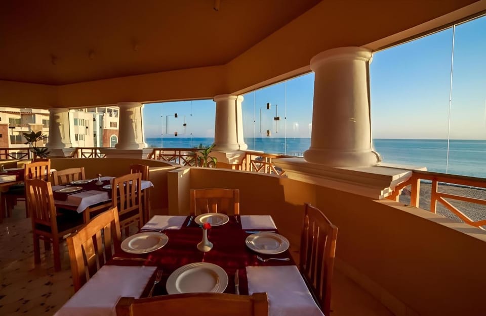 Restaurant/places to eat, Day, Natural landscape, Living room, Banquet/Function facilities, Seating area, Sea view