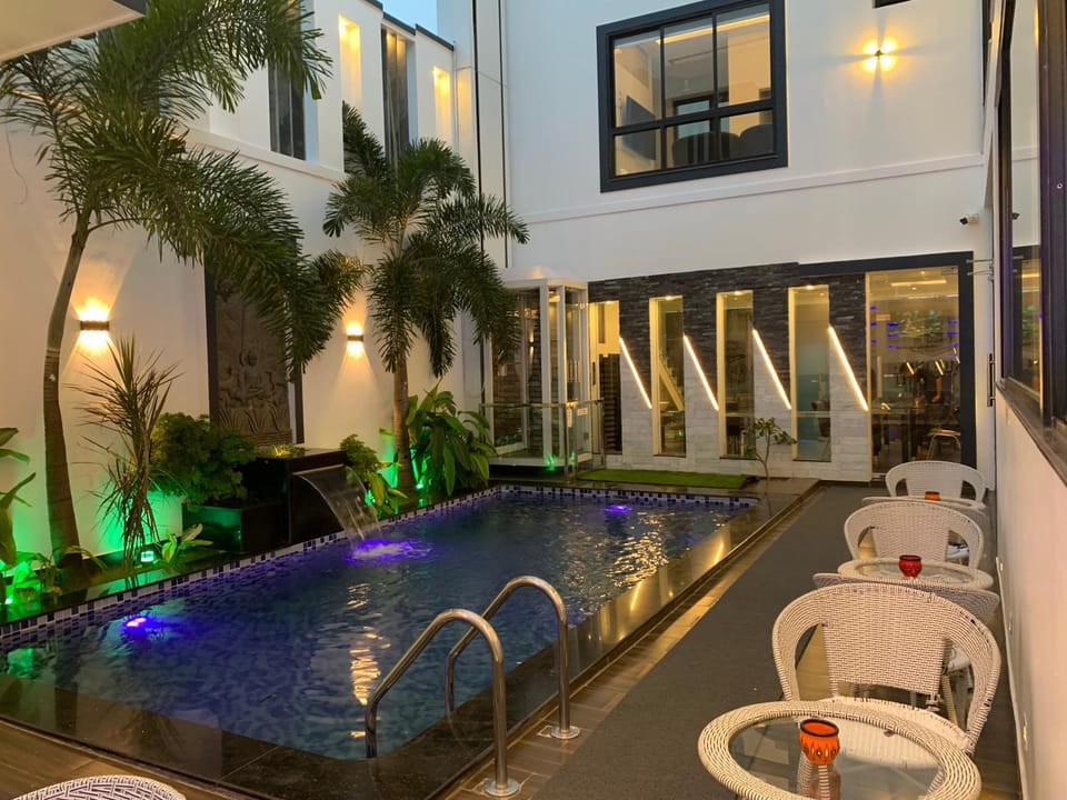 Pool view, Swimming pool, sunbed