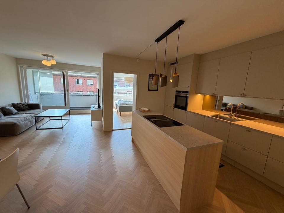 Modern and centrally located apartment with 2 bedrooms and a garage space with EV charger Apartment in Oslo