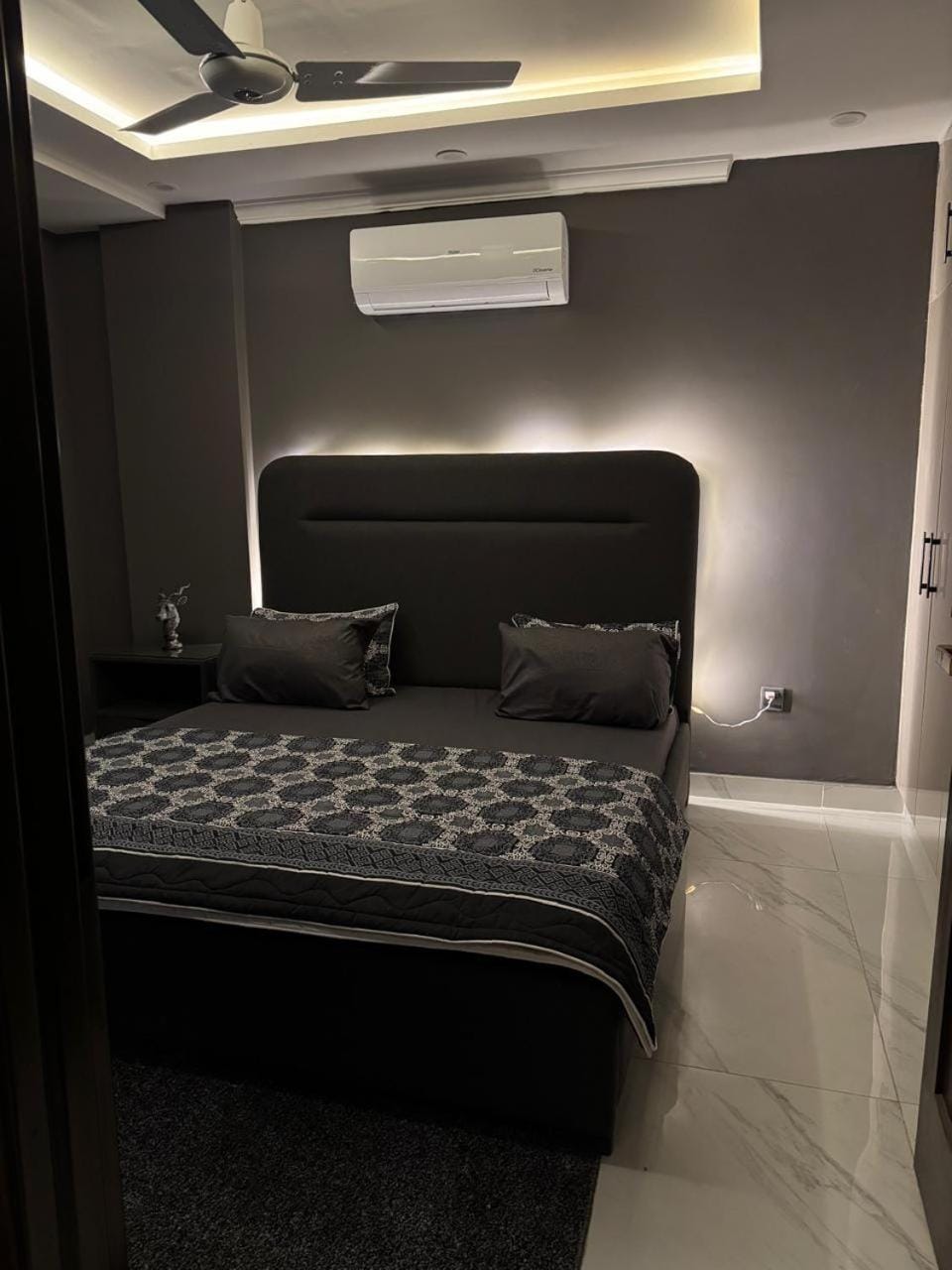 Bed, Photo of the whole room, Bedroom, air conditioner