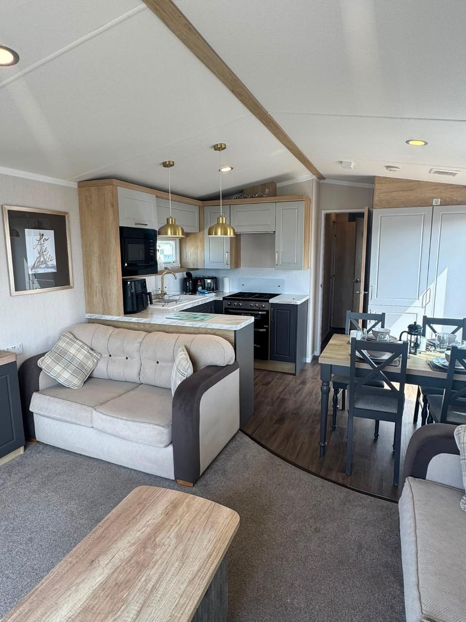 Kitchen or kitchenette, Living room, Seating area, Dining area, oven