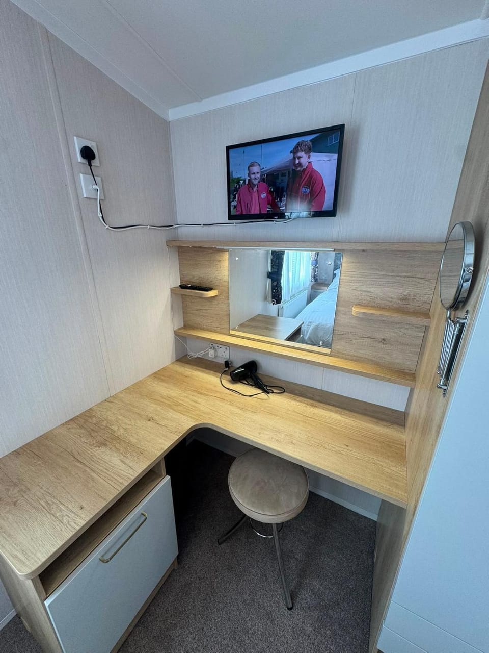 Bed, TV and multimedia, Bedroom