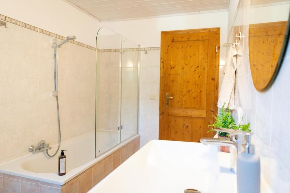 Ruhige Ferienwohnung im Grünen - See & Berge Apartment in Kochel
