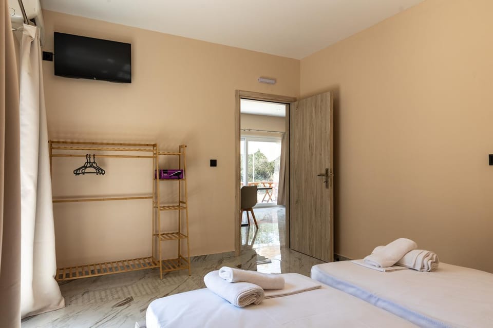 Bed, TV and multimedia, Bedroom, towels, wardrobe