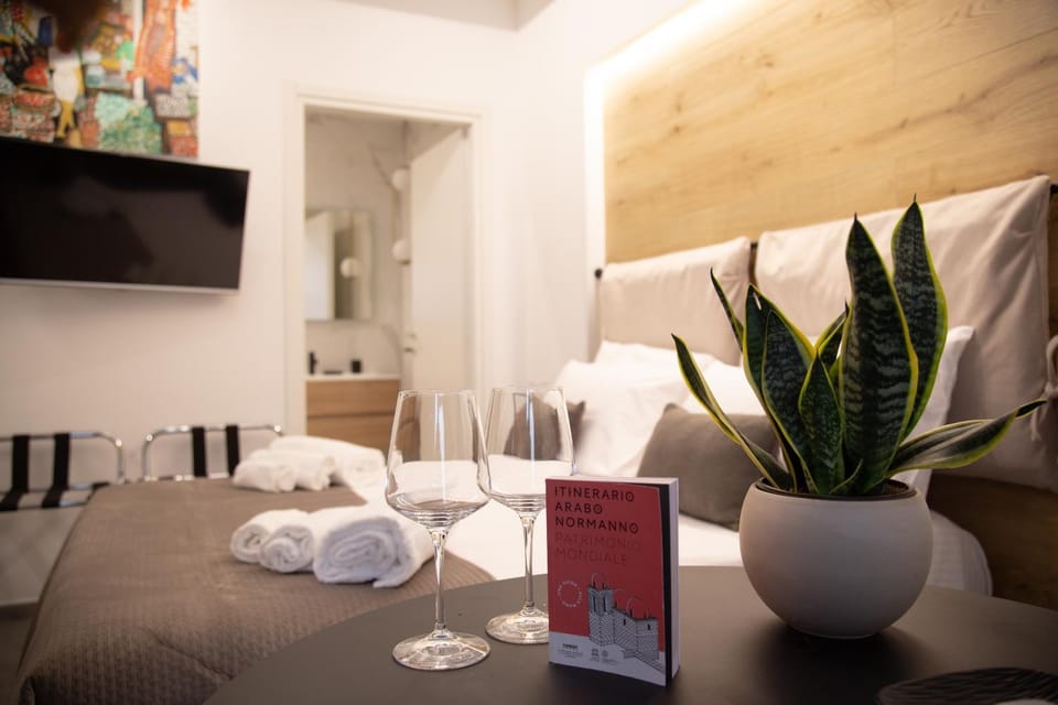 Bed, TV and multimedia, Photo of the whole room, Bedroom, towels