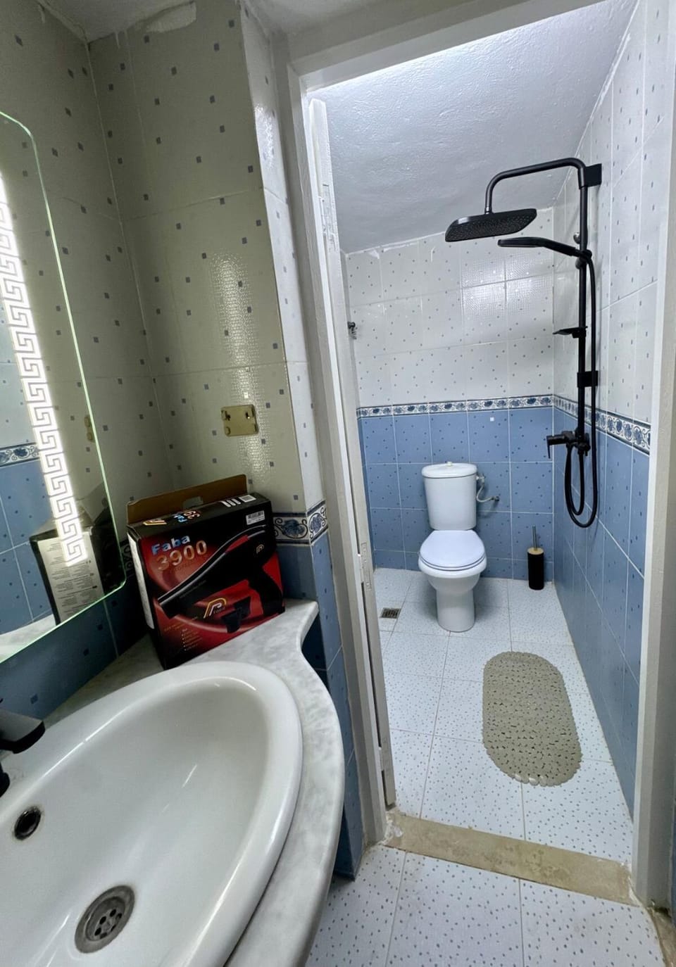 Shower, Toilet
