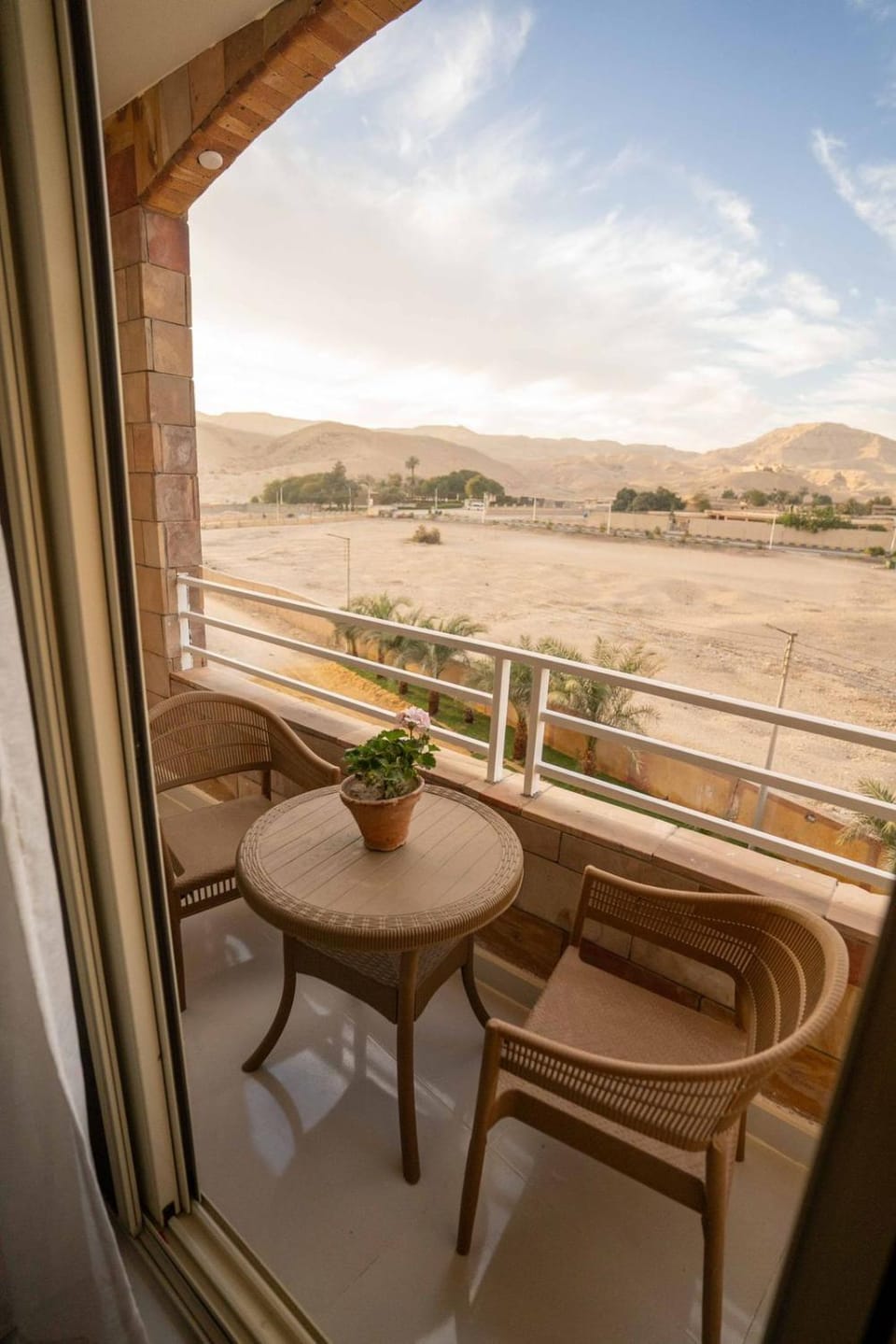 Patio, View (from property/room), Dining area, Lake view, Mountain view