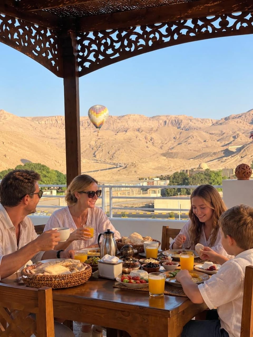 People, Natural landscape, Banquet/Function facilities, Guests, Mountain view, group of guests