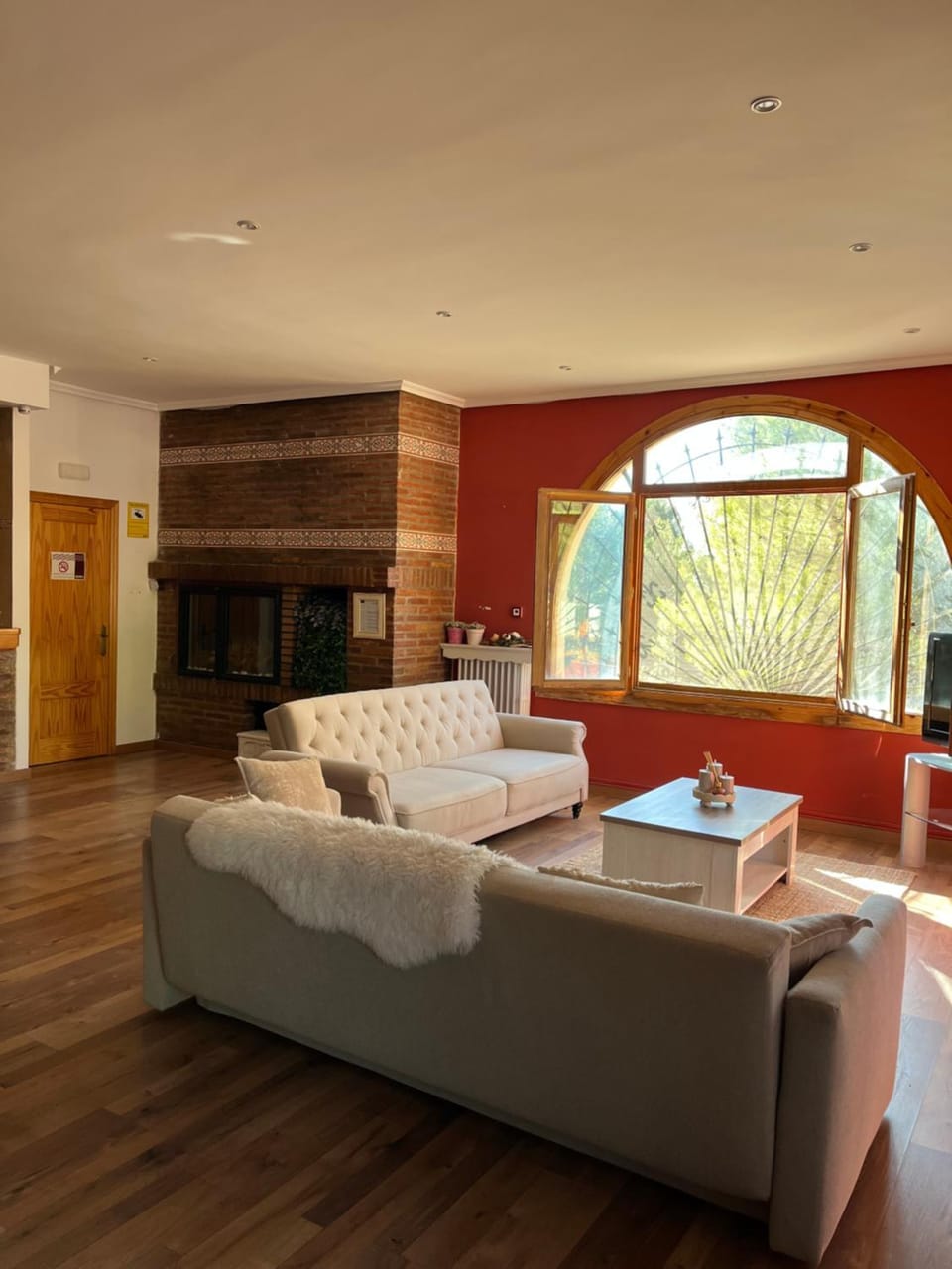 Communal lounge/ TV room