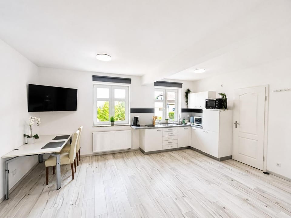 TV and multimedia, Kitchen or kitchenette, oven, stove