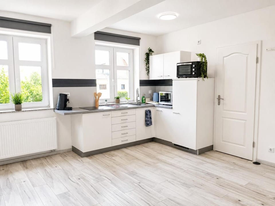 Coffee/tea facilities, Kitchen or kitchenette, microwave, oven, stove, toaster