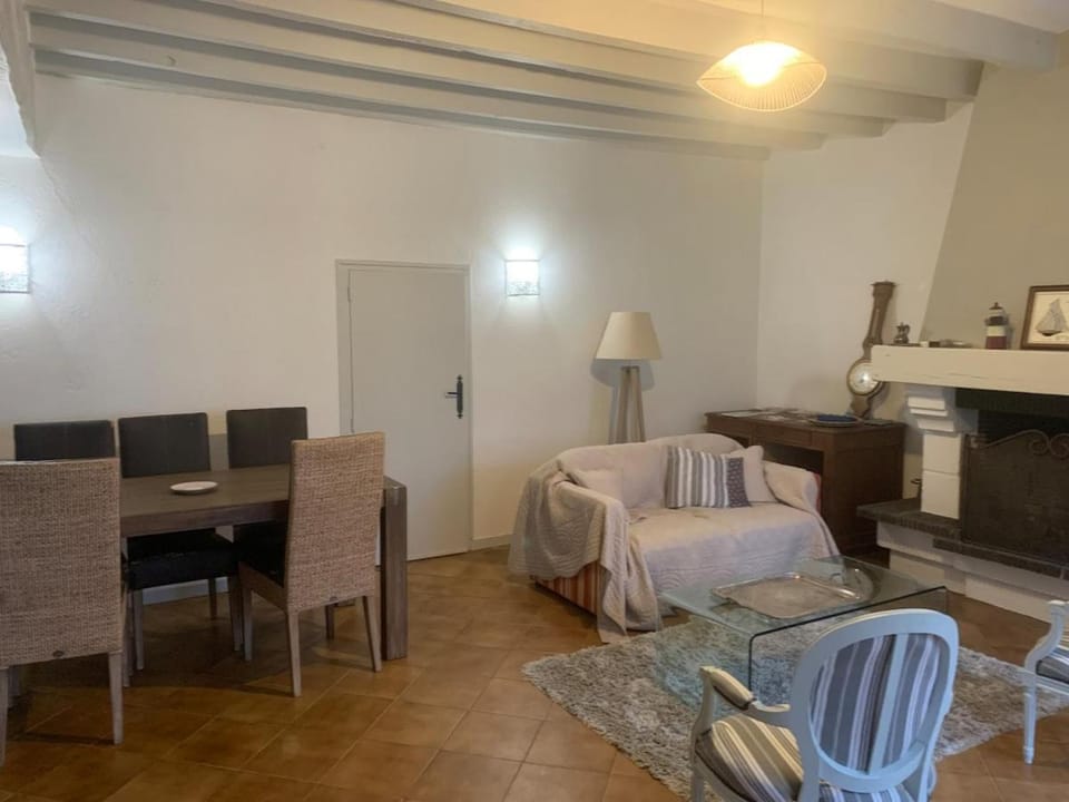 Maison équipée dans un beau et vaste jardin, à 10 mn du circuit des 24H00 Apartment in Pays de la Loire