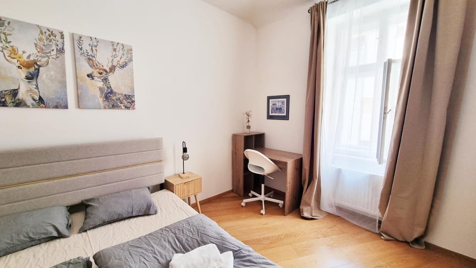 Bed, Photo of the whole room, Seating area, Bedroom