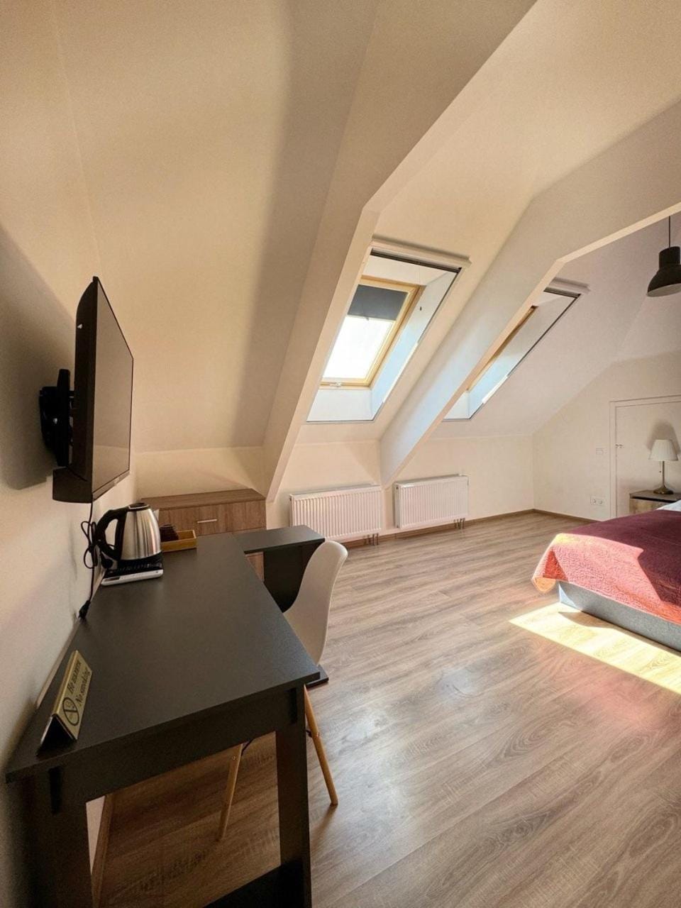 Communal lounge/ TV room, Bed, TV and multimedia, Living room, Photo of the whole room, Seating area, Bedroom