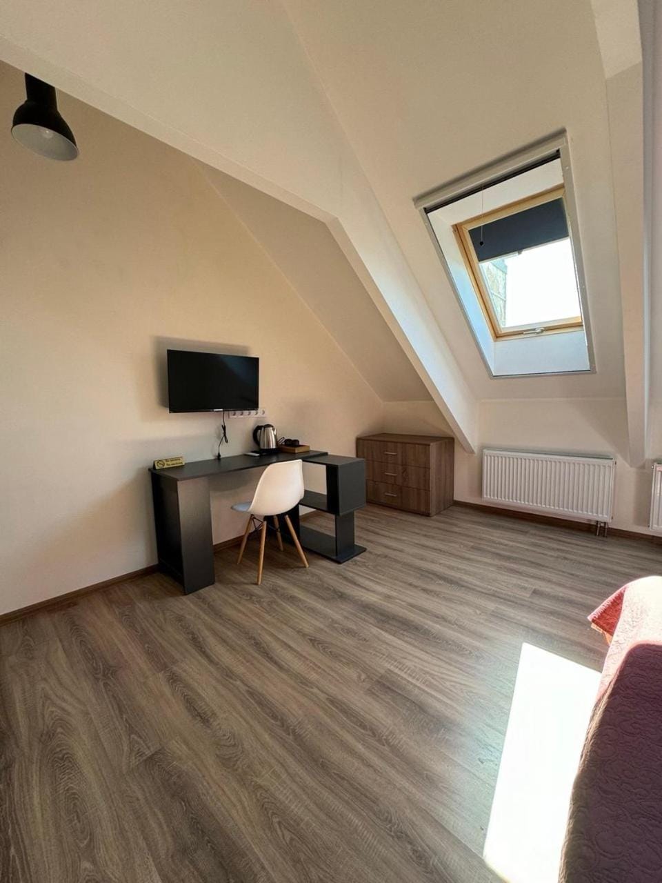 Bed, TV and multimedia, Living room, Photo of the whole room, Seating area