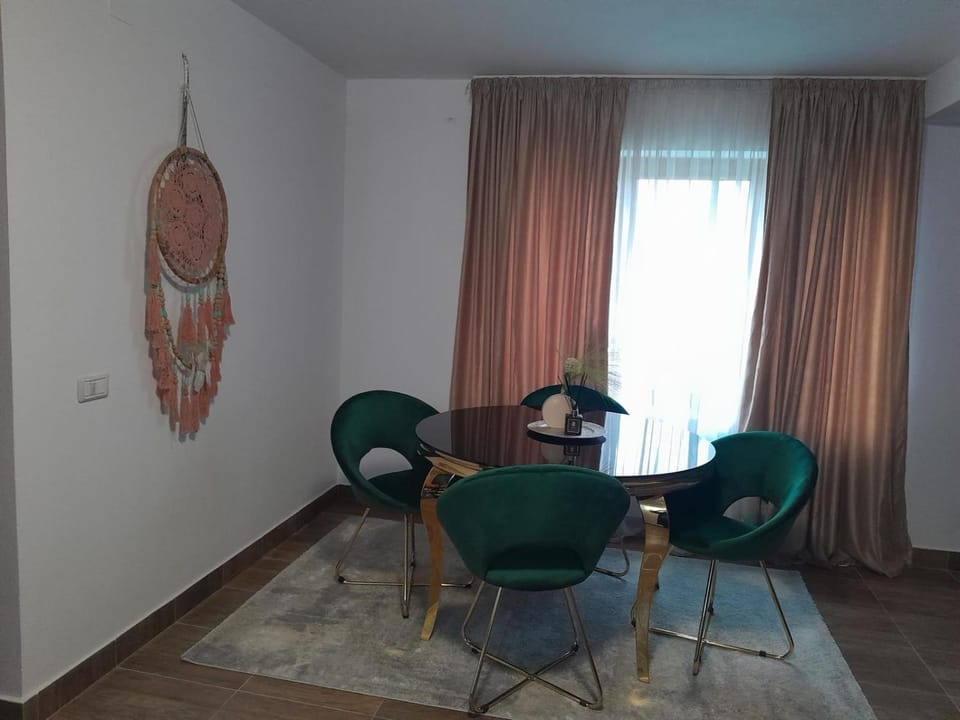 Vila Maria, sunt 2 camere si un living mare cu 2 canapele care se fac paturi matrimoniale se inchiriaza toata vila 150 lei de persoana copii au gratuita cazarea Villa in Romania