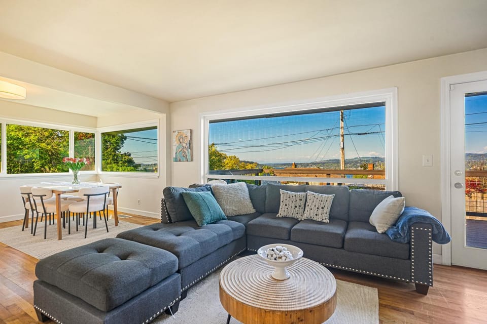 Natural landscape, View (from property/room), Balcony/Terrace, Living room, Seating area, Lake view