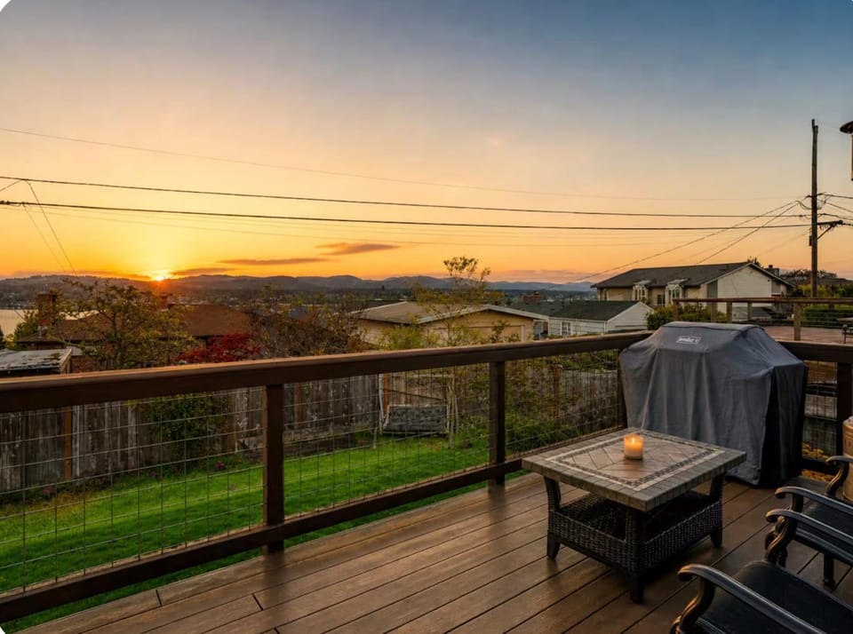 View (from property/room), Balcony/Terrace, Dining area, Lake view, Mountain view