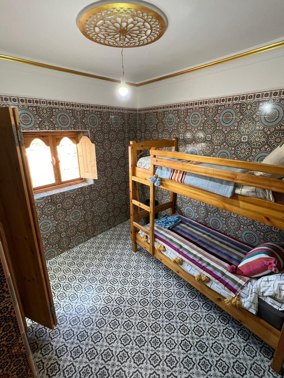 Bed, Photo of the whole room, Bedroom, bunk bed, towels