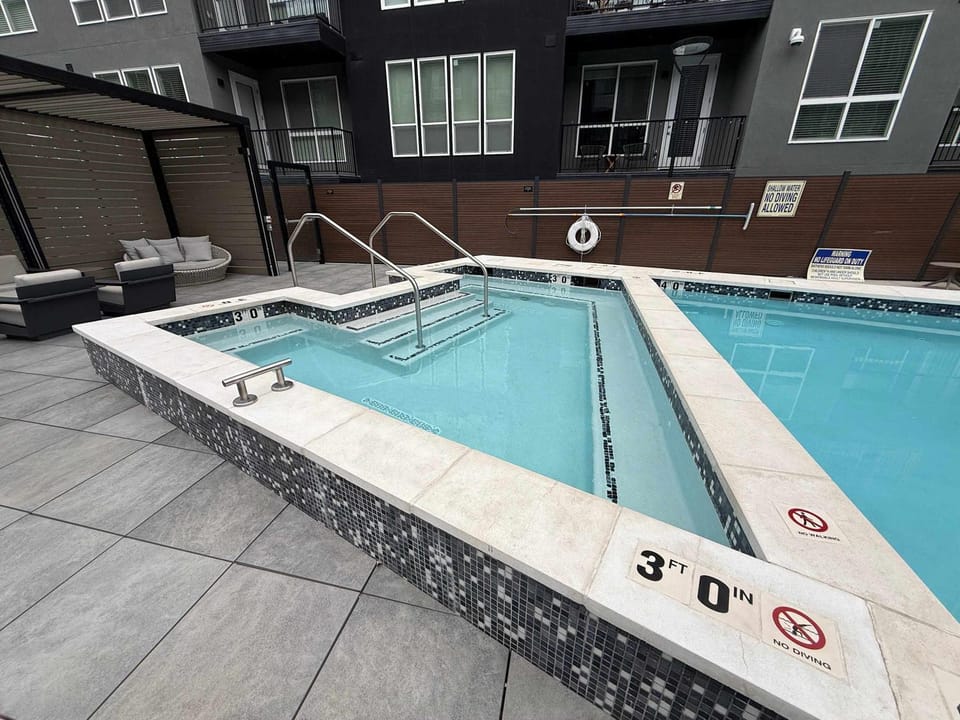 Prime Location Rooftop Pool Hot Tub & Gym Apartment in Salt Lake City