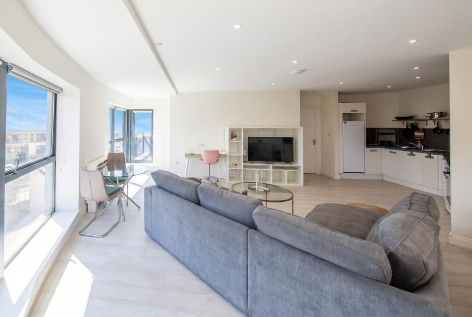 TV and multimedia, Kitchen or kitchenette, Living room, Seating area