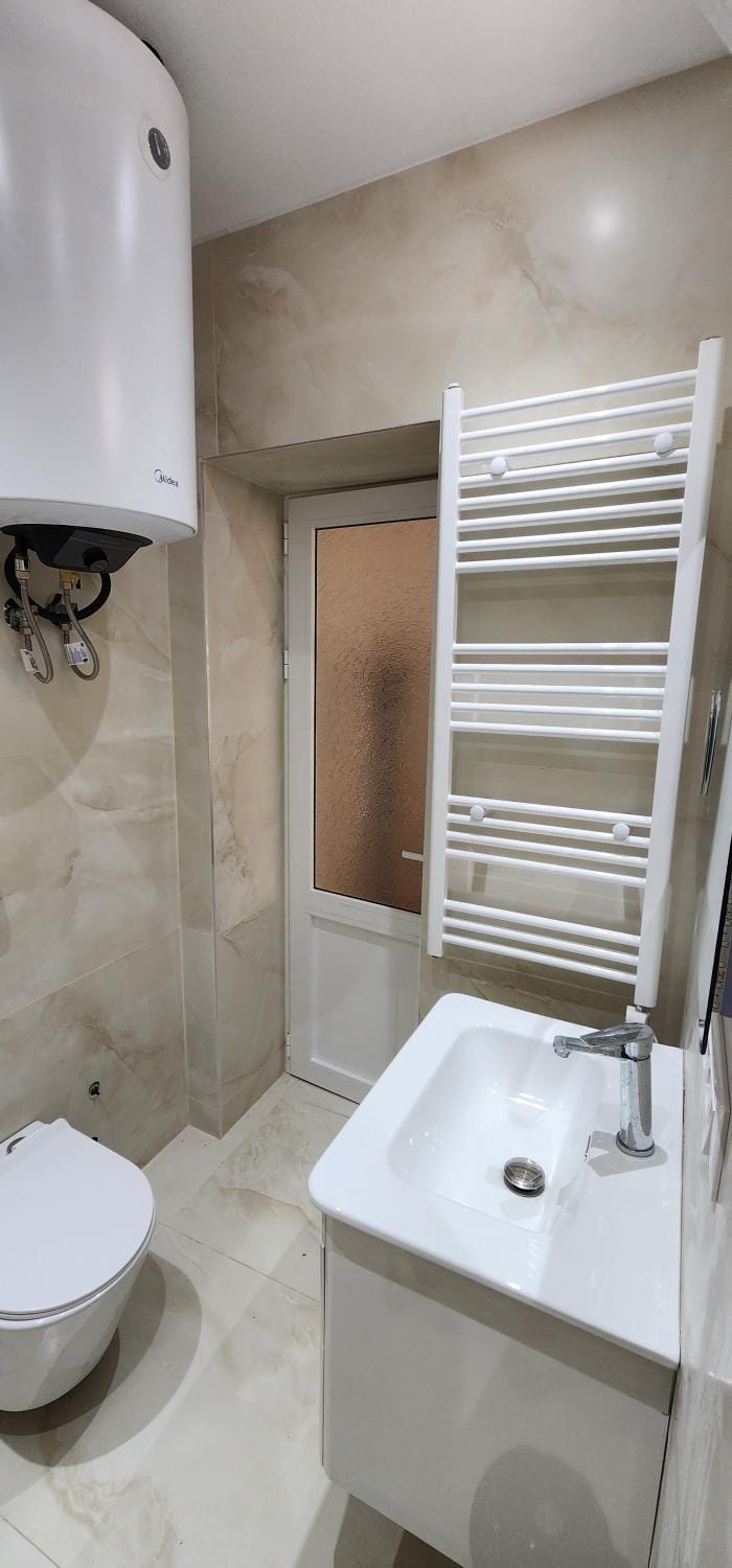Toilet, Bathroom, Internal: Not applicable to any particular room