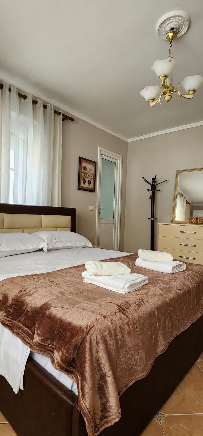 Bed, Photo of the whole room, Bedroom, towels