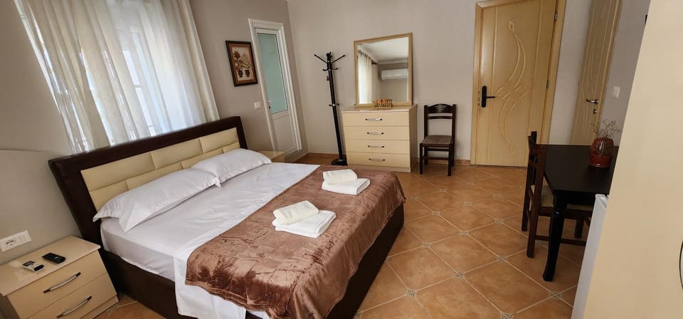 Bed, Photo of the whole room, towels, wardrobe