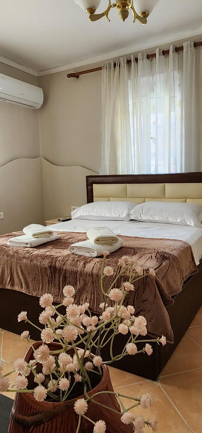 Bed, Photo of the whole room, towels, air conditioner