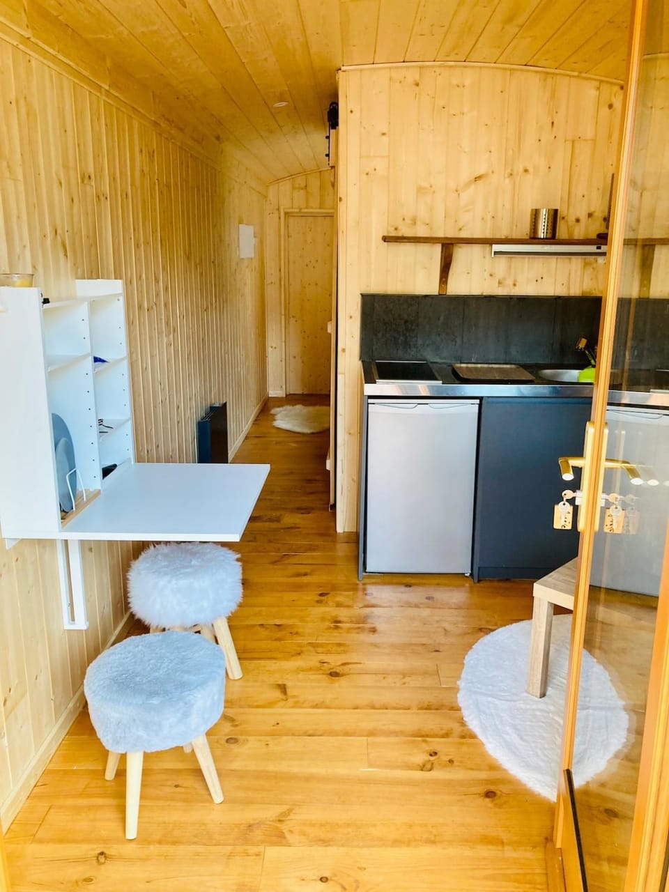 Kitchen or kitchenette, Dining area, stove