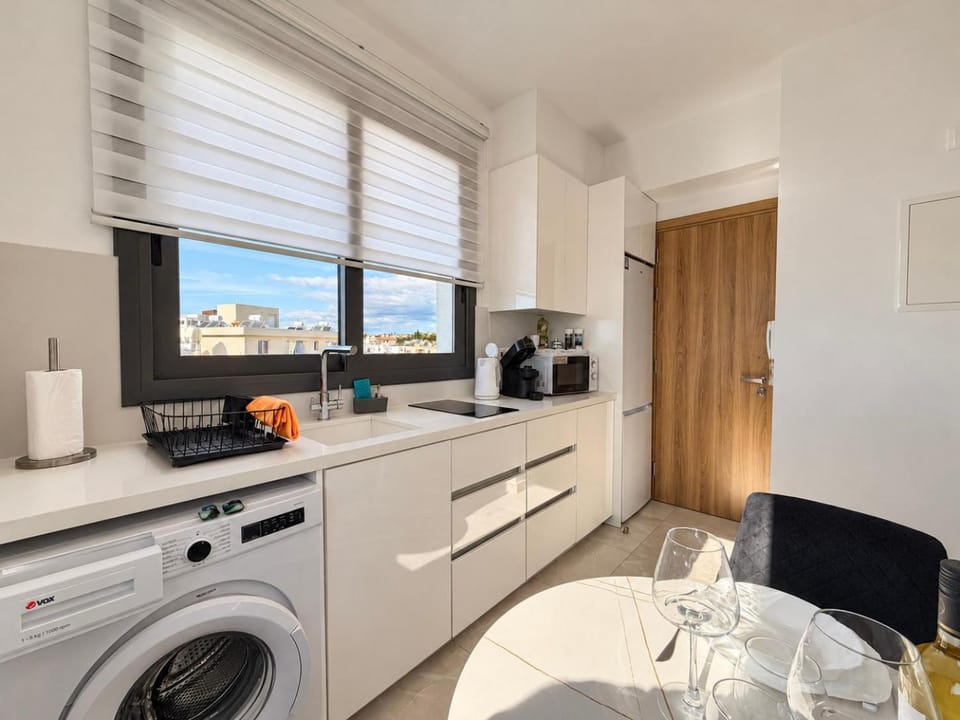 Amiteam Suites - Azure Palm Studio Apartment in Paphos