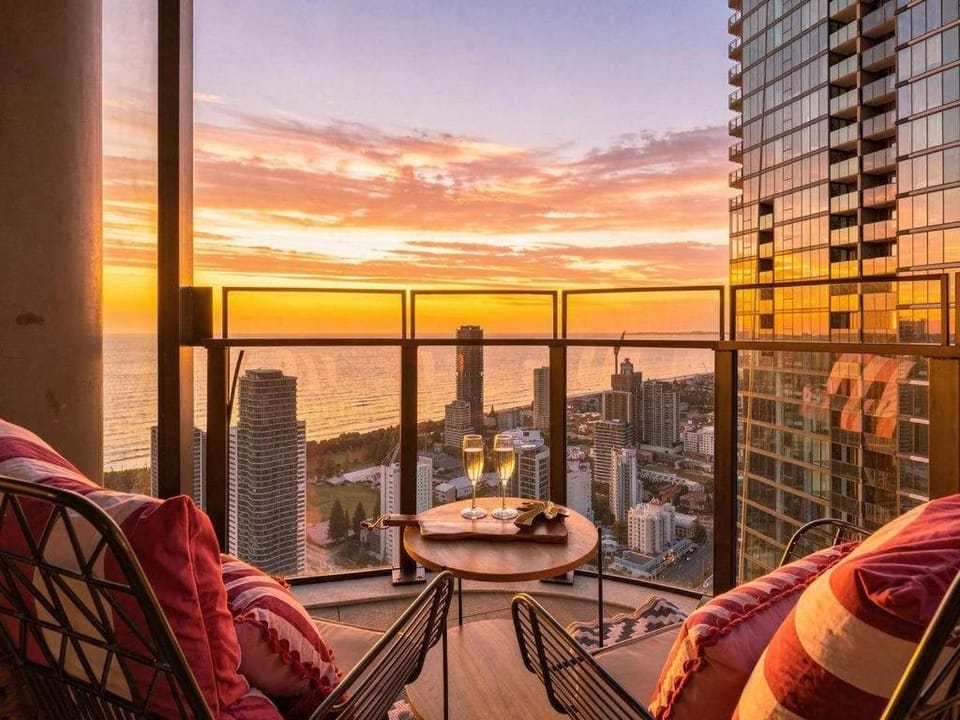 Natural landscape, View (from property/room), Balcony/Terrace, Seating area, City view, Sea view, Sunrise, Sunset