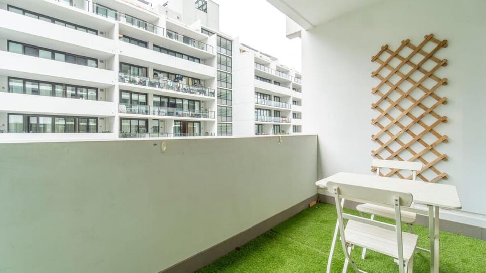 2 stop to CBD & Style 3B Split Level, 1 Car P Apartment in Mascot