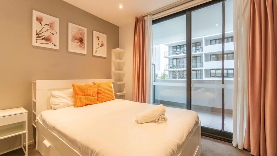2 stop to CBD & Style 3B Split Level, 1 Car P Apartment in Mascot