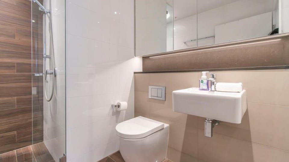 2 stop to CBD & Style 3B Split Level, 1 Car P Apartment in Mascot