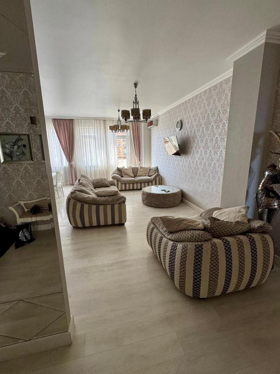 TV and multimedia, Living room, Photo of the whole room, Seating area, Bedroom
