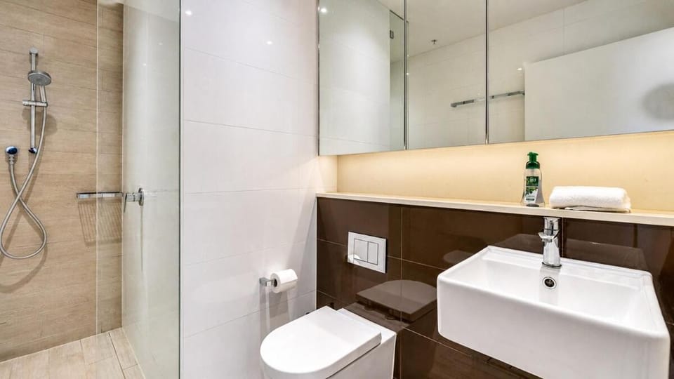 North-Facing 3BR with City Views & Parking Apartment in Mascot