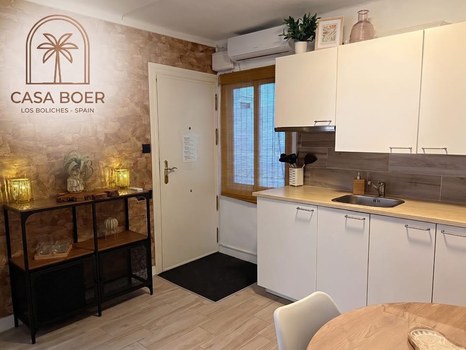 Coffee/tea facilities, Kitchen or kitchenette, oven, stove